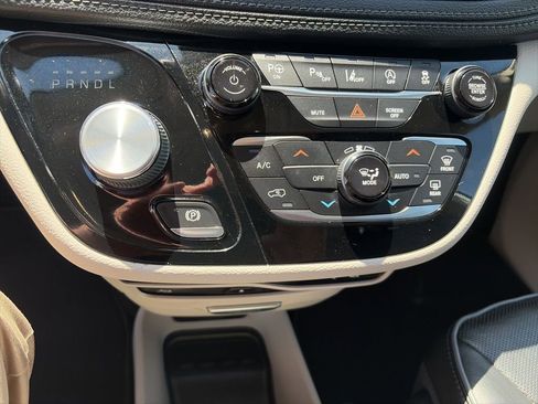 Used 2019 Chrysler Pacifica Limited w/ Tire & Wheel Group FWD image 26