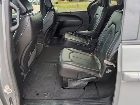 Used 2023 Chrysler Pacifica Touring-L w/ S Appearance Package AWD/4WD image 33