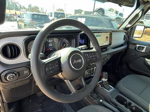 Used 2025 Jeep Gladiator Sport image 24