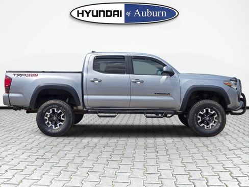 Used 2019 Toyota Tacoma TRD Off-Road AWD/4WD image 4