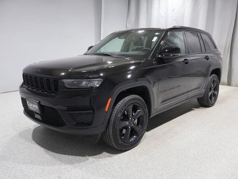 Used 2023 Jeep Grand Cherokee Altitude AWD/4WD image 5