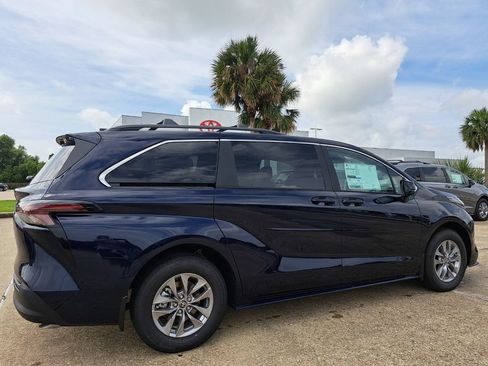 New 2026 Toyota Sienna LE FWD image 4