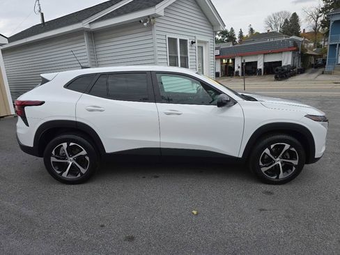 Used 2024 Chevrolet Trax RS image 4