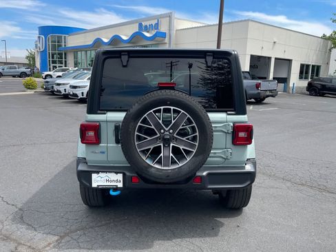 Used 2023 Jeep Wrangler Unlimited Sahara w/ Cold Weather Group AWD/4WD image 4
