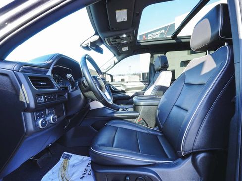 Used 2023 GMC Yukon XL SLT image 32