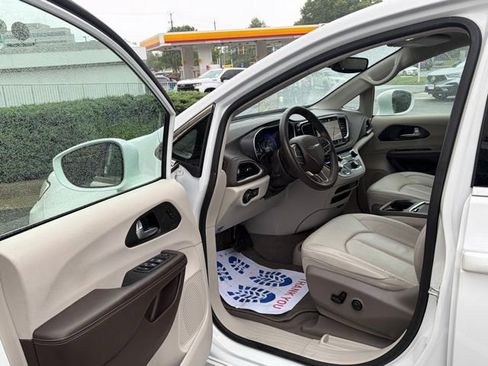Used 2021 Chrysler Pacifica Touring-L w/ Premium & Safety Sphere Group FWD image 14
