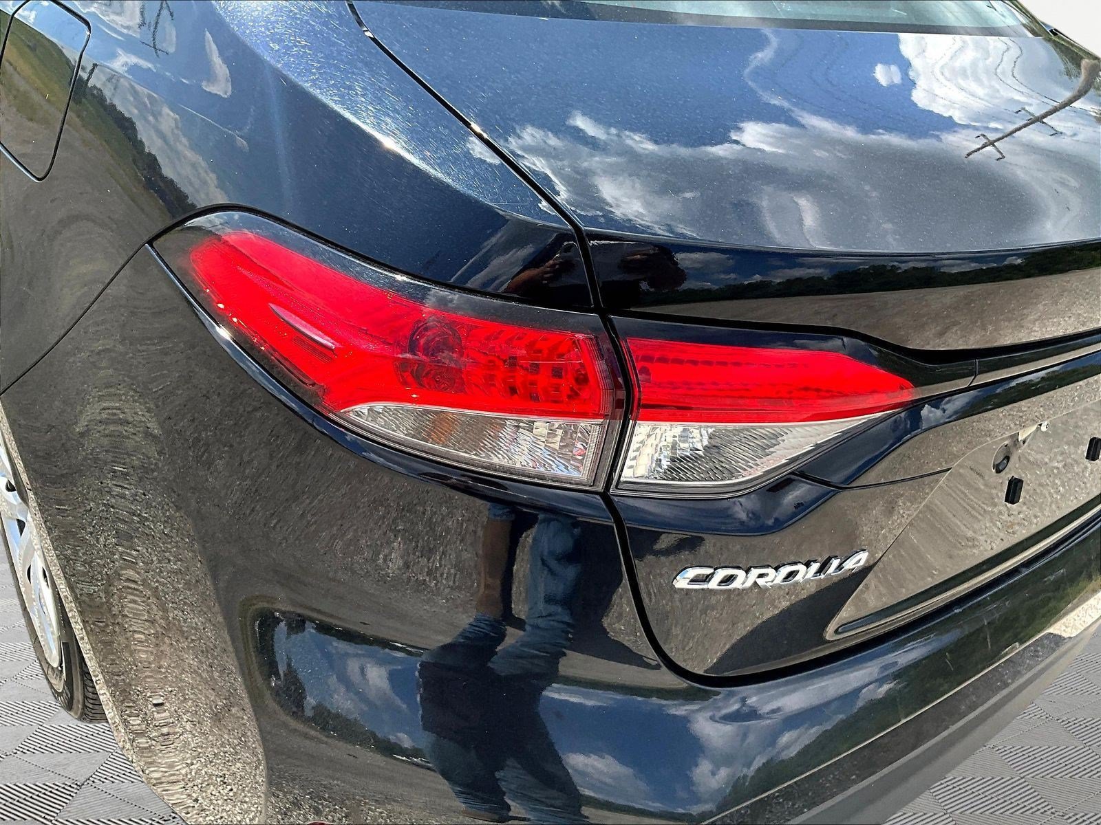 Used 2025 Toyota Corolla LE FWD image 23