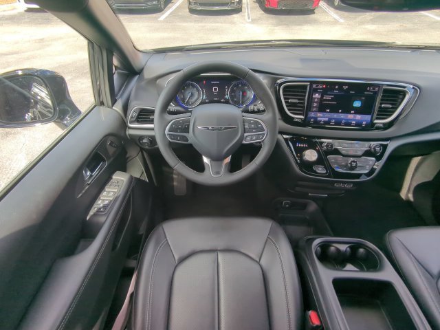 Used 2025 Chrysler Pacifica Select FWD image 19