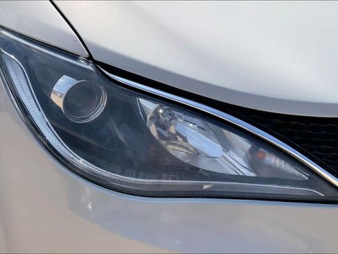 Used 2017 Chrysler Pacifica Touring-L FWD image 24