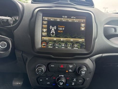 Used 2023 Jeep Renegade Latitude AWD/4WD image 17
