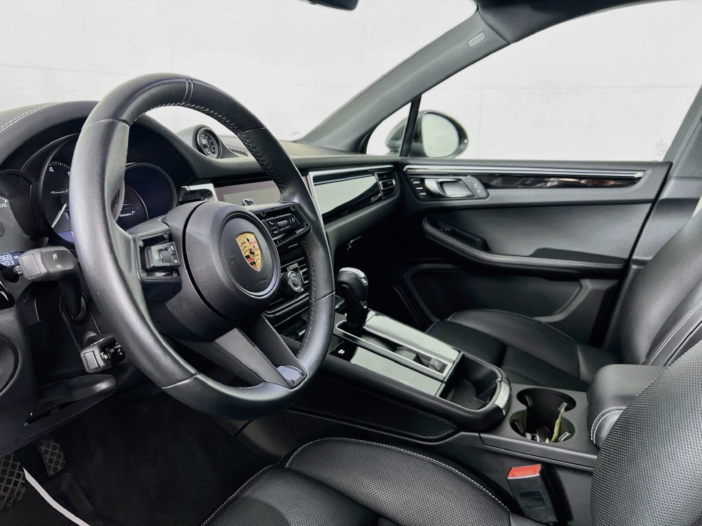 Certified 2024 Porsche Macan Turbo AWD/4WD image 4
