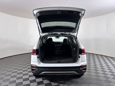 Used 2024 Volkswagen Taos SE w/ Panoramic Sunroof Package image 9