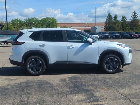 Used 2024 Nissan Rogue SV AWD/4WD image 2