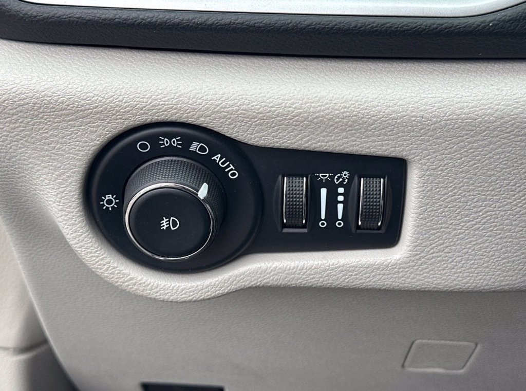 Used 2022 Chrysler Pacifica Touring-L FWD image 9
