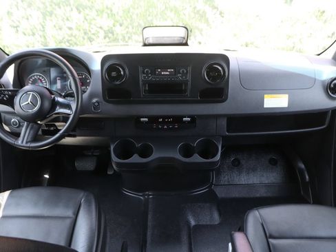 Used 2025 Mercedes-Benz Sprinter 2500 image 28