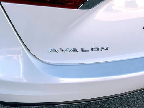 Used 2018 Toyota Avalon Limited image 30