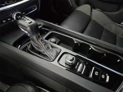 Used 2019 Volvo S60 T5 R-Design image 22