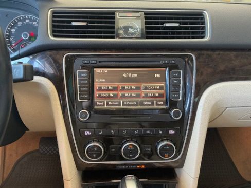 Used 2014 Volkswagen Passat TDI SEL Premium image 24