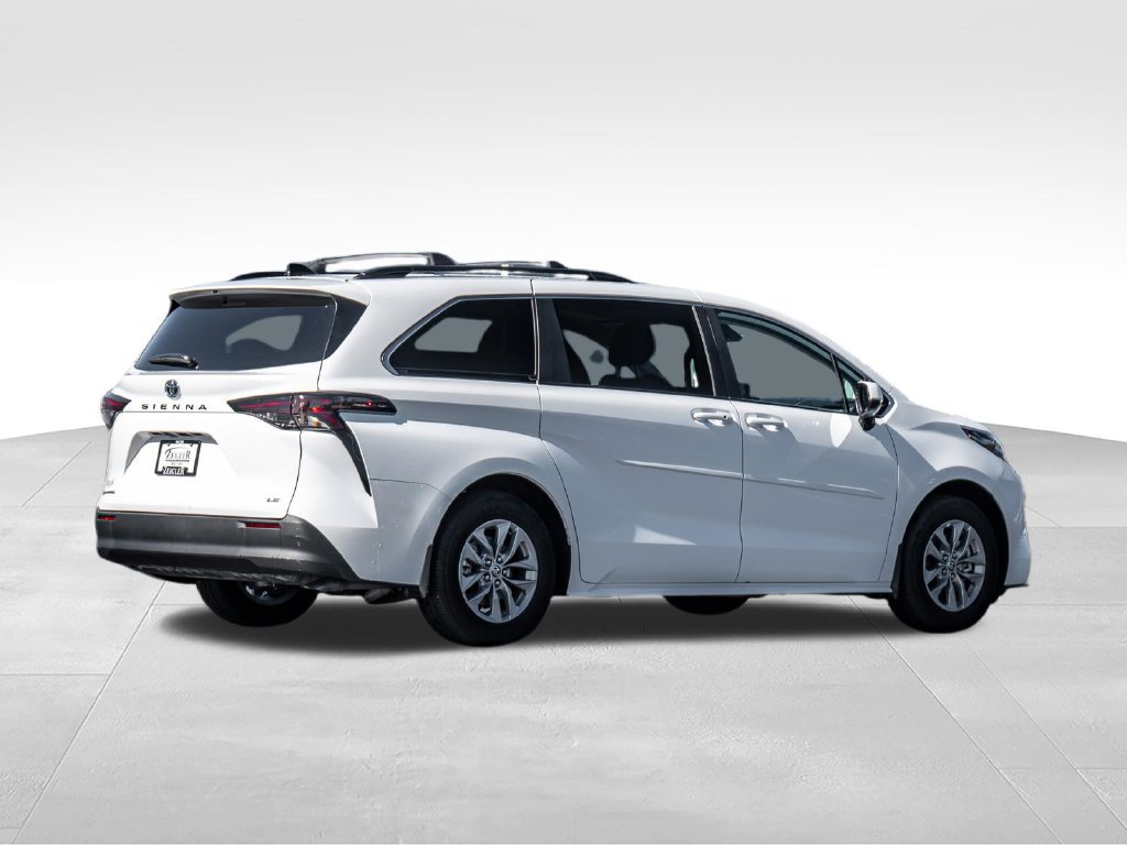 Used 2025 Toyota Sienna LE AWD/4WD image 7