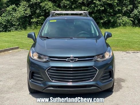 Used 2022 Chevrolet Trax LT w/ Premium Seat Package AWD/4WD image 2