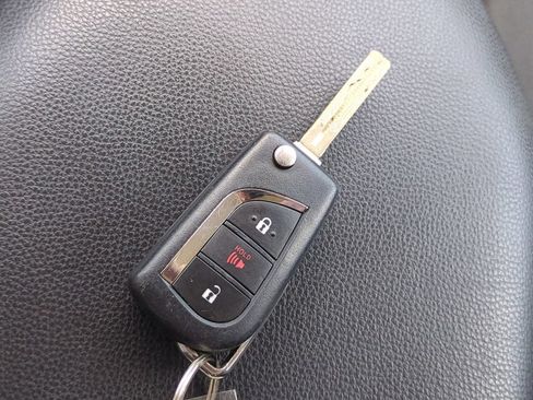Used 2019 Toyota RAV4 LE FWD image 25