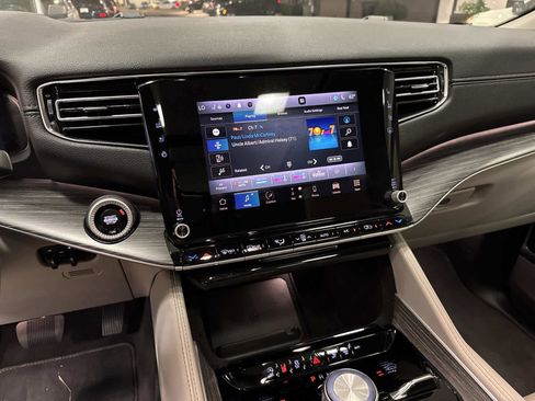 Used 2024 Jeep Wagoneer Series III w/ Premium Group I image 27