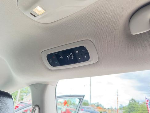 Used 2022 Chrysler Pacifica Touring-L FWD image 47