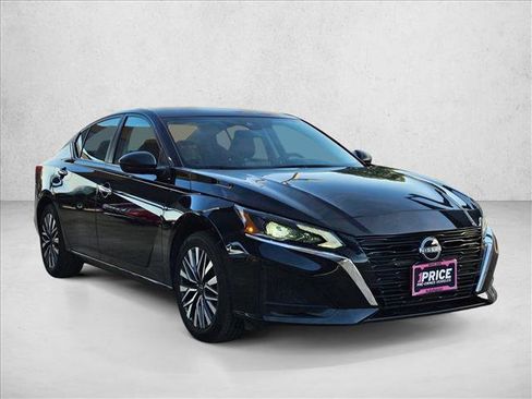 Used 2025 Nissan Altima 2.5 SV FWD image 3