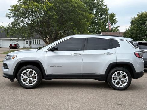 Used 2025 Jeep Compass Latitude AWD/4WD image 5