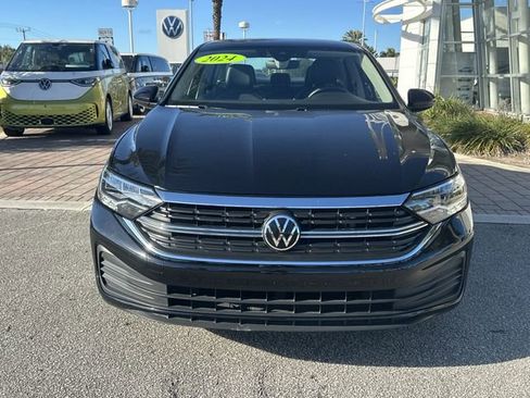 Used 2024 Volkswagen Jetta SE image 3