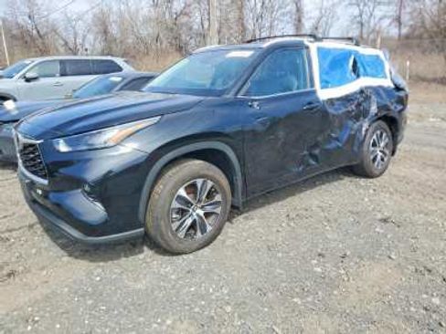 Used 2024 Toyota Highlander XLE AWD/4WD image 2
