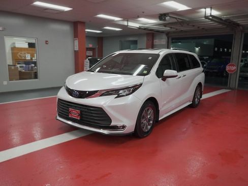 Used 2023 Toyota Sienna XLE w/ XLE Plus Package image 7