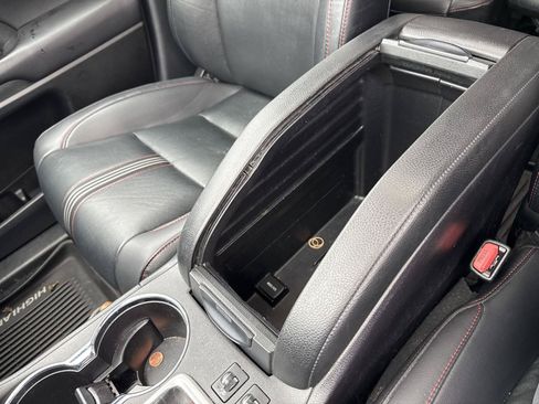 Used 2019 Toyota Highlander SE AWD/4WD image 17