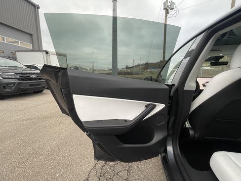 Used 2022 Tesla Model Y Long Range image 25