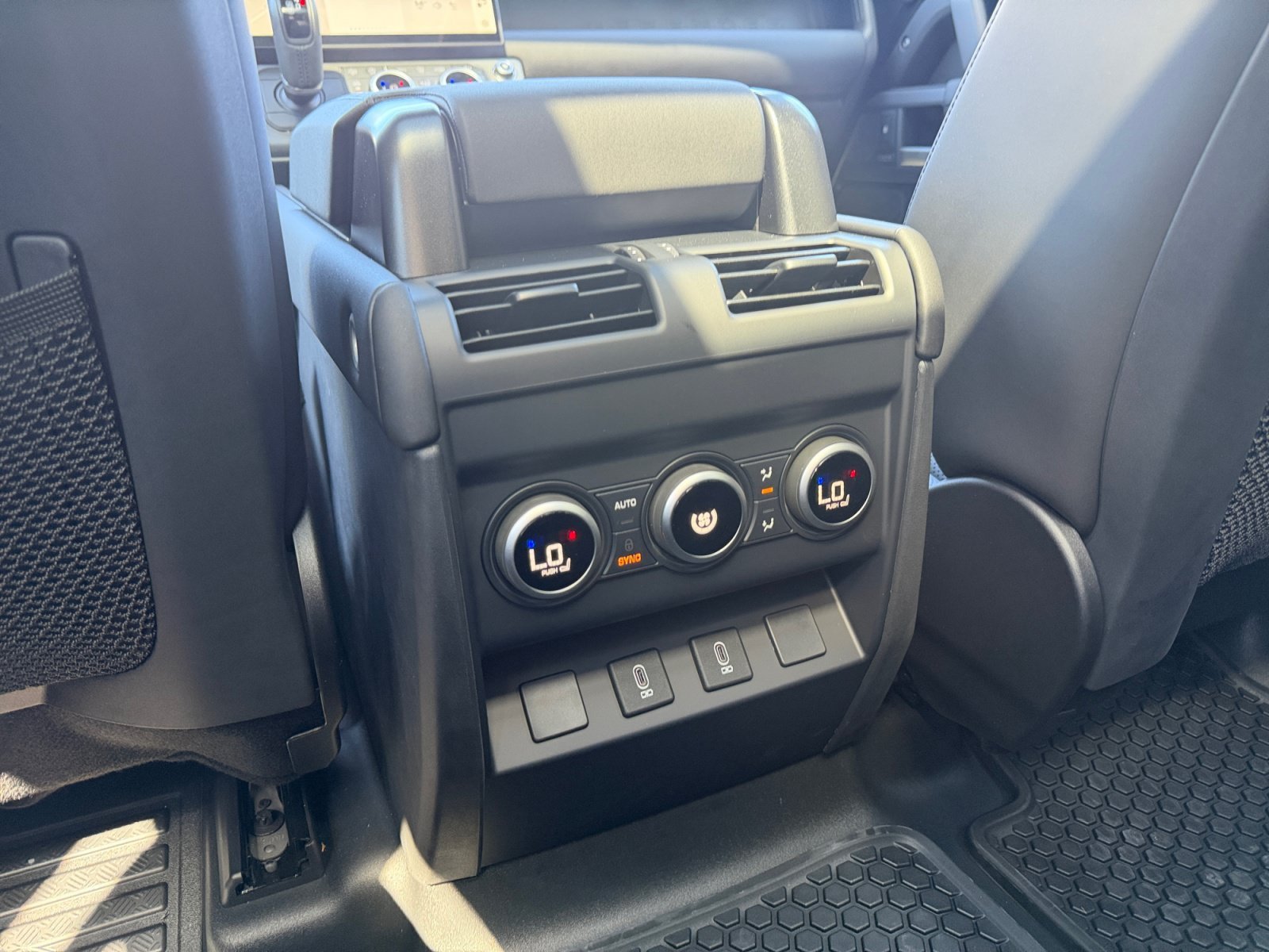 New 2026 Land Rover Defender 110 X-Dynamic SE AWD/4WD image 18