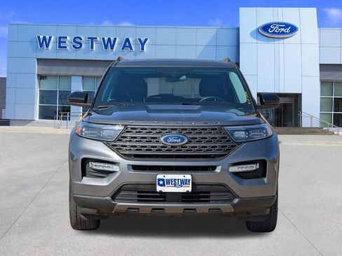 Used 2022 Ford Explorer XLT w/ Equipment Group 202A image 6