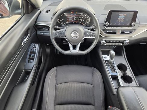 Used 2025 Nissan Altima 2.5 SV FWD image 13