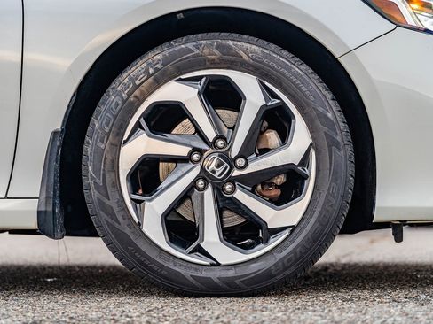 Used 2018 Honda Accord EX image 9