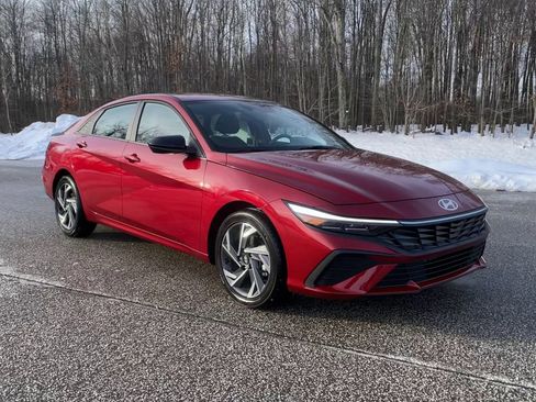 Used 2025 Hyundai Elantra Sport image 3