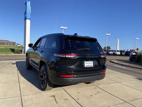 Used 2025 Jeep Grand Cherokee Altitude AWD/4WD image 9