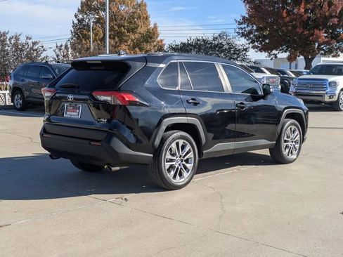 Used 2021 Toyota RAV4 XLE Premium image 6