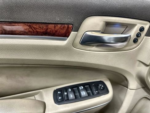 Used 2011 Chrysler 300 C RWD image 15