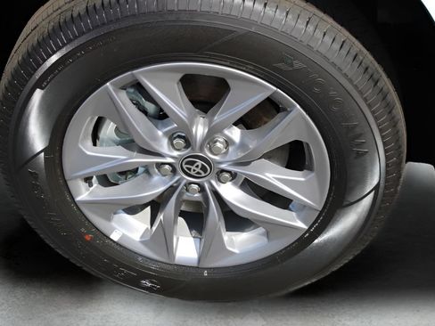 Used 2026 Toyota Sienna LE FWD image 3