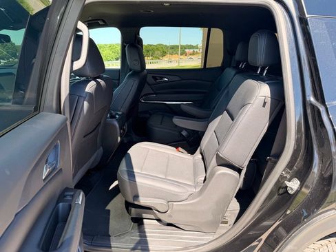 Used 2025 Chevrolet Traverse LT FWD image 6