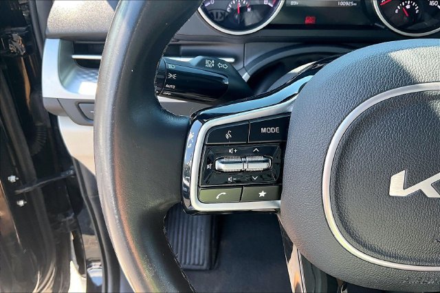 Used 2022 Kia Carnival LX FWD image 16