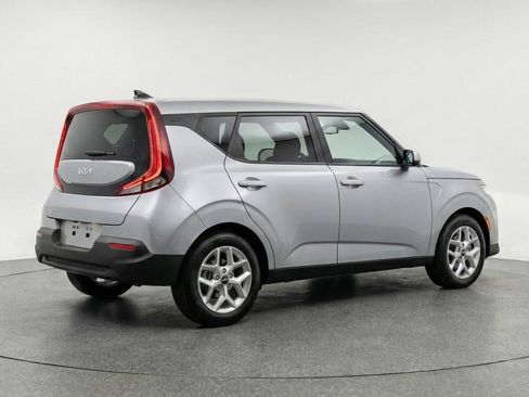 Used 2025 Kia Soul LX w/ LX Technology Package FWD image 9