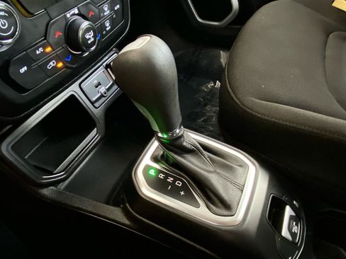 Used 2021 Jeep Renegade Latitude FWD image 34