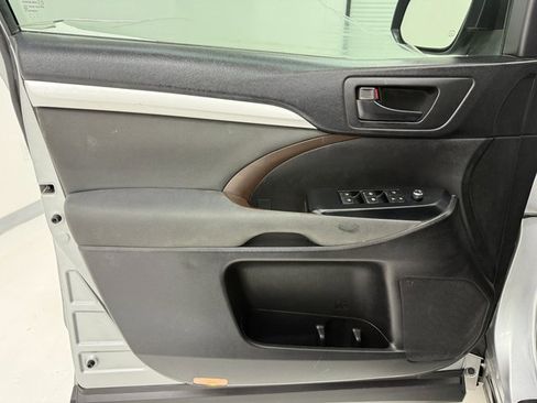 Used 2015 Toyota Highlander LE image 28