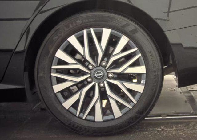 Used 2025 Nissan Altima 2.5 SV FWD image 9