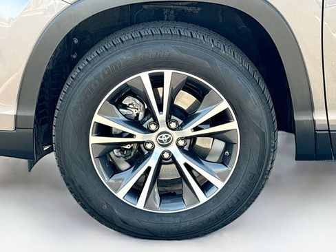 Used 2019 Toyota Highlander Plus FWD image 30